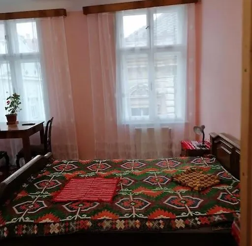 La 2 pași de Biserica Neagră